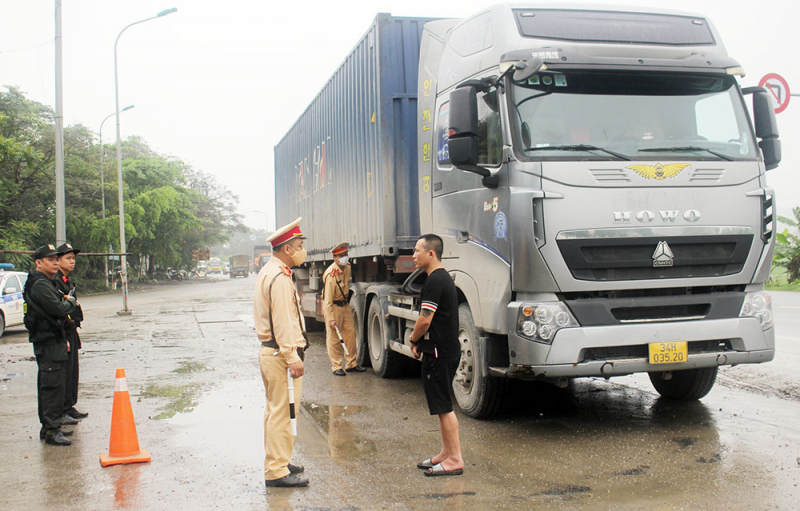 Bắt nhiều xe vi phạm tải trọng trên tuyến đường Hồ Chí Minh -0