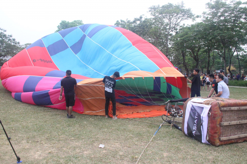Du khách thích thú trải nghiệm bay khinh khí cầu ở xứ Huế -0