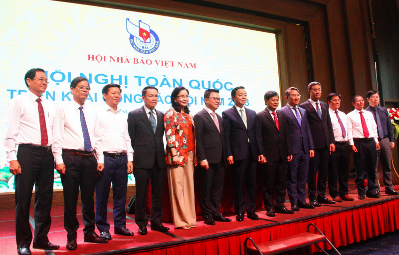 “Xây dựng nền báo chí, truyền thông chuyên nghiệp, nhân văn và hiện đại”. -0