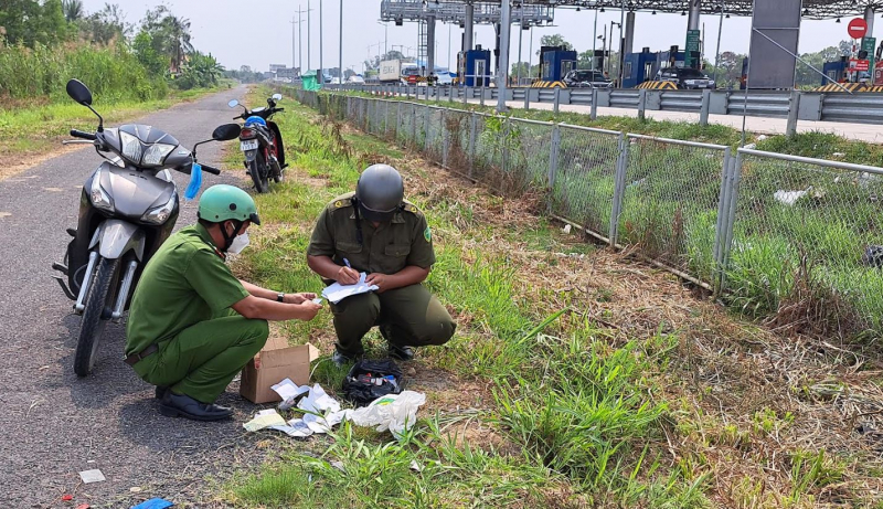Hàng chục sổ hộ khẩu, CMND, con dấu tròn và Quốc huy Công an trên đường dân sinh -1