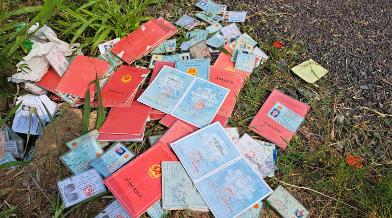 Hàng chục sổ hộ khẩu, CMND, con dấu tròn và Quốc huy Công an trên đường dân sinh -2