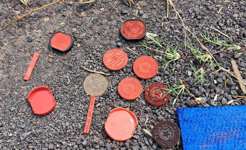 Hàng chục sổ hộ khẩu, CMND, con dấu tròn và Quốc huy Công an trên đường dân sinh -3