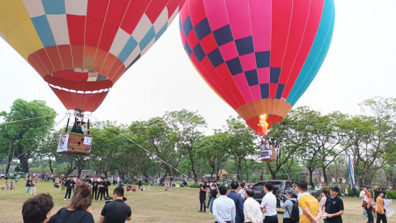 Du khách thích thú trải nghiệm bay khinh khí cầu ở xứ Huế -0