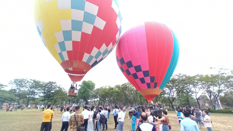 Du khách thích thú trải nghiệm bay khinh khí cầu ở xứ Huế -1