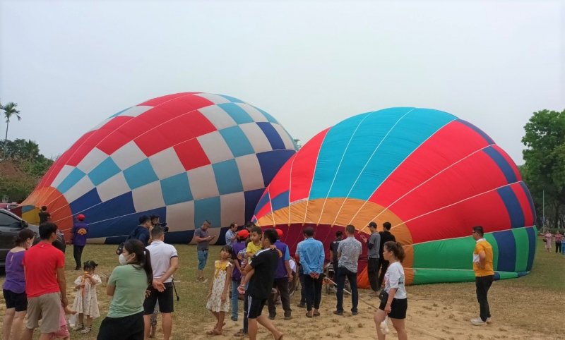 Du khách thích thú trải nghiệm bay khinh khí cầu ở xứ Huế -1