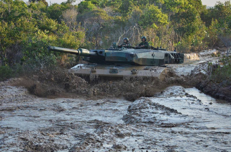 RiaNovosti: Binh sĩ Nga dìm xe tăng Leopard xuống bùn lầy ở Kherson -0