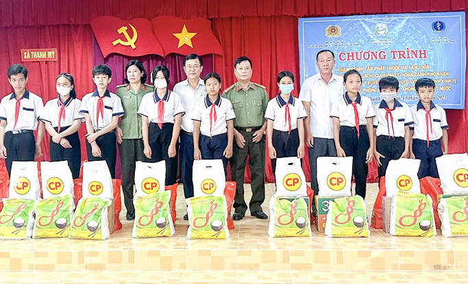 Thăm khám, cấp phát thuốc miễn phí và tặng quà cho các gia đình có hoàn cảnh khó khăn -0