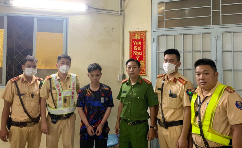 CSGT bắt đối tượng “ăn mồi đêm khuya” -0