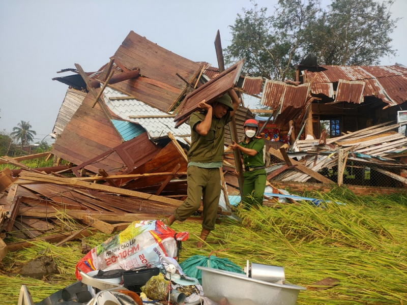 Lực lượng công an ra quân giúp dân khắc phục hậu quả thiên tai -0