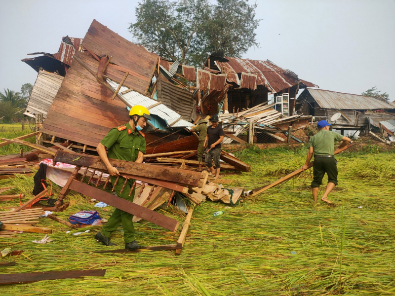 Lực lượng công an ra quân giúp dân khắc phục hậu quả thiên tai -0