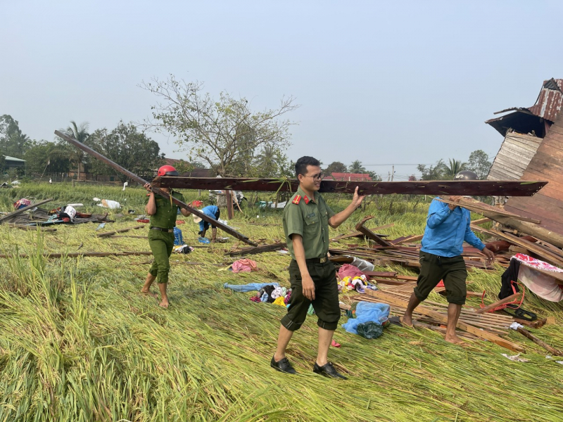 Lực lượng công an ra quân giúp dân khắc phục hậu quả thiên tai -0