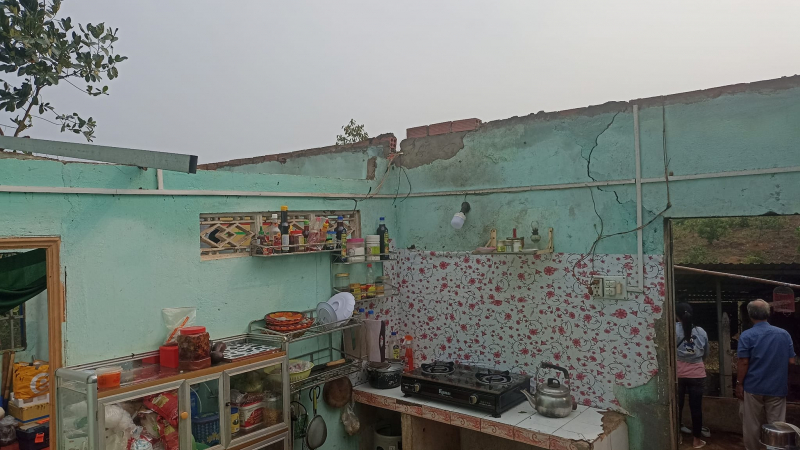 Công an xã tích cực cùng địa phương khắc phục hậu quả do dông lốc sập nhà dân -1