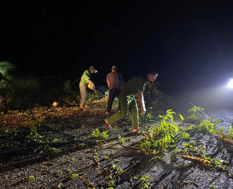 Công an xã tích cực cùng địa phương khắc phục hậu quả do dông lốc sập nhà dân -0