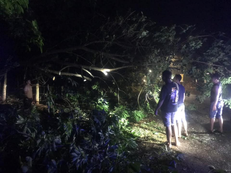 Công an xã tích cực cùng địa phương khắc phục hậu quả do dông lốc sập nhà dân -0