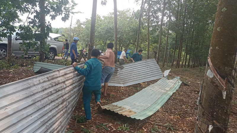 Công an xã tích cực cùng địa phương khắc phục hậu quả do dông lốc sập nhà dân -0