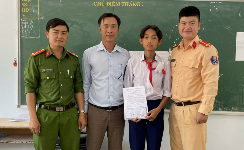 Dấu ấn đẹp của Công an huyện Ninh Hải với học sinh nghèo khó -0
