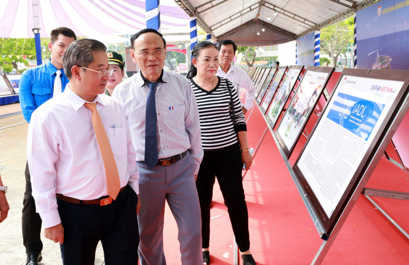 Trưng bày ảnh tuyên truyền, vận động bảo vệ chủ quyền biển, đảo -0