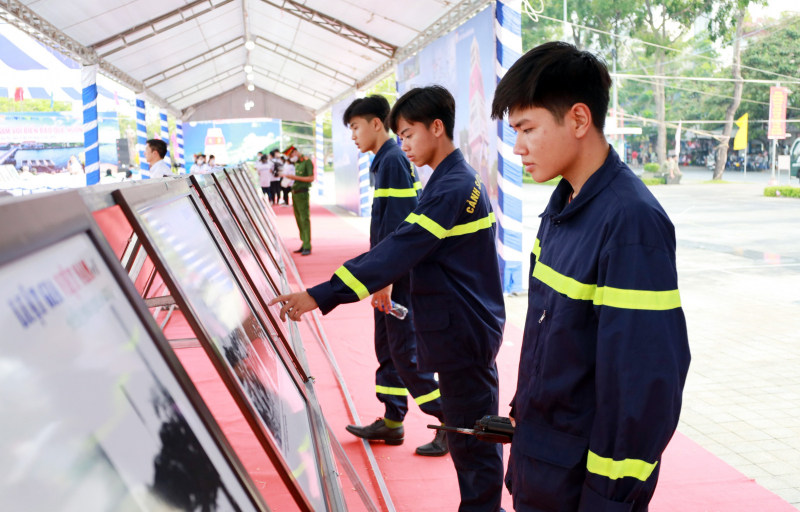 Trưng bày ảnh tuyên truyền, vận động bảo vệ chủ quyền biển, đảo -1