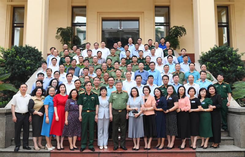 Minister To Lam meets trainees of defense-security refresher course -0