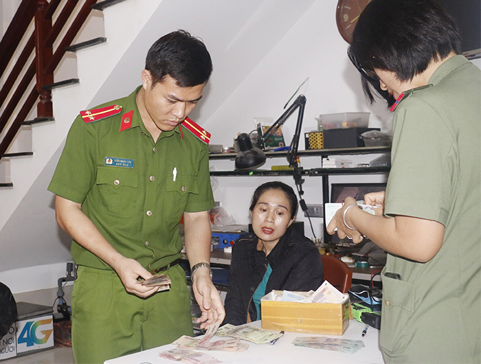 Đột kích trong đêm, triệt phá đường dây ghi lô đề hơn 1 tỷ đồng mỗi ngày -0