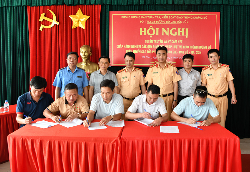 Doanh nghiệp vận tải ký cam kết không vi phạm Luật Giao thông -0