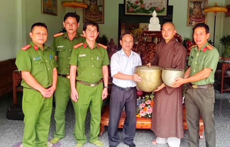 Trao lại hiện vật tâm linh cho nhà chùa sau cuộc truy bắt kẻ trộm -0