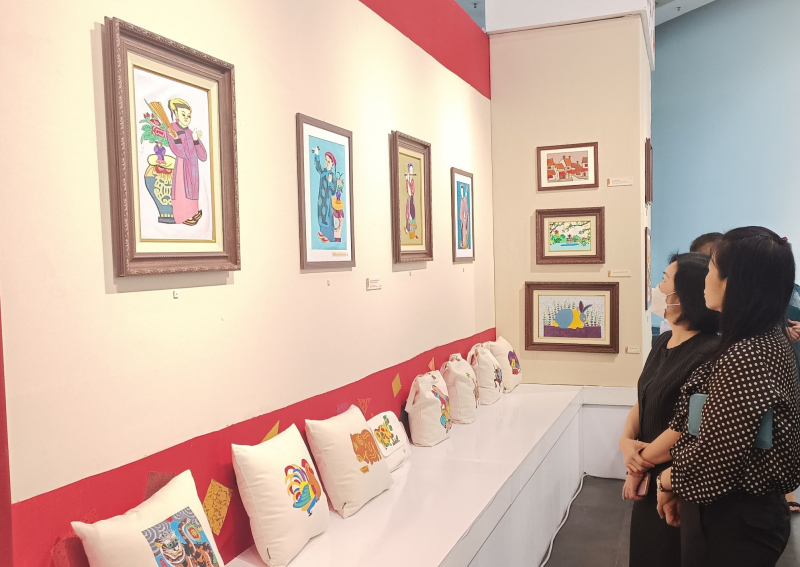 Triển lãm tranh ghép vải lụa của người khuyết tật - “Những mảnh vụn” -0