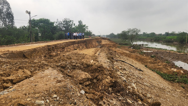 Đê tả sông Càn đang thi công thì sạt lở nghiêm trọng -0