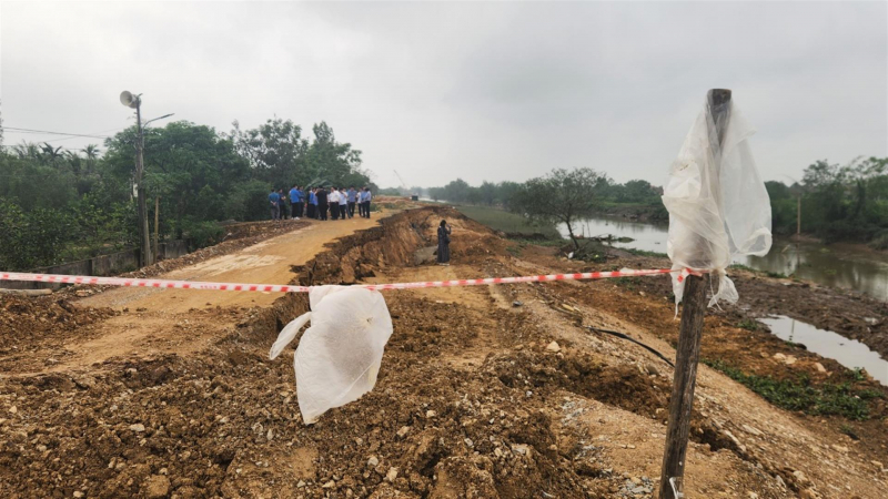 Đê tả sông Càn đang thi công thì sạt lở nghiêm trọng -0