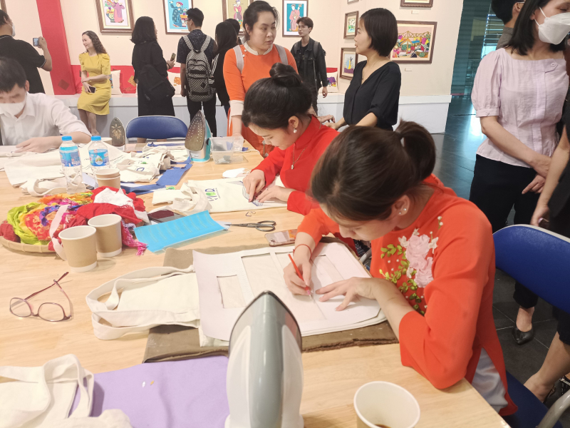 Triển lãm tranh ghép vải lụa của người khuyết tật - “Những mảnh vụn” -0