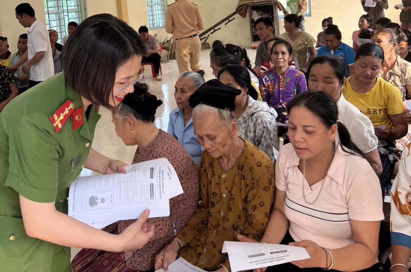 Công an tỉnh Nghệ An tuyên truyền, hướng dẫn người dân vùng cao sử dụng dịch vụ công trực tuyến -0