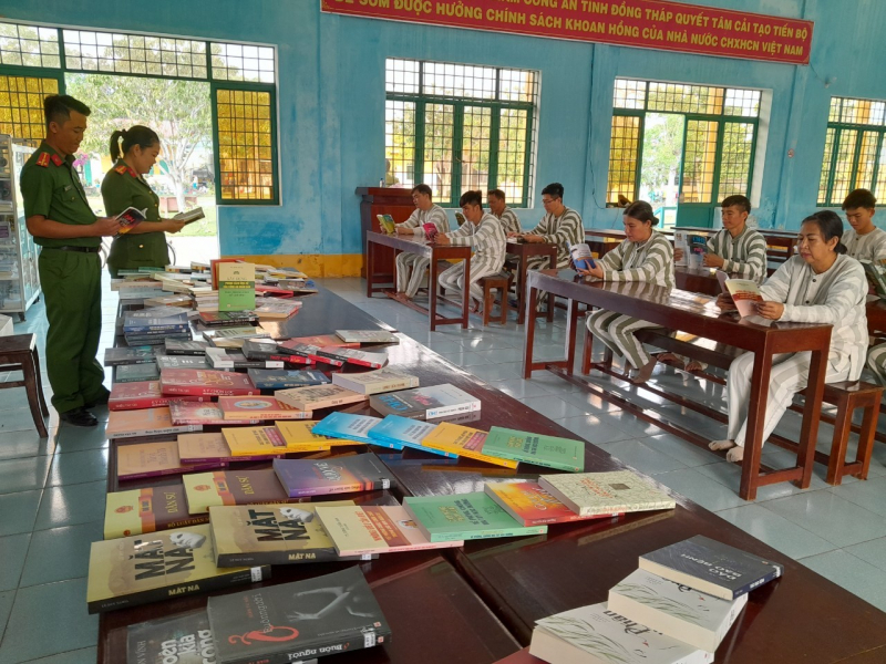 can bo cung pham nhan doc sach.jpg -0