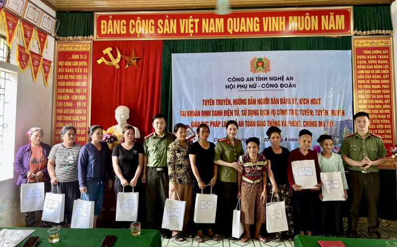 Công an tỉnh Nghệ An tuyên truyền, hướng dẫn người dân vùng cao sử dụng dịch vụ công trực tuyến -0