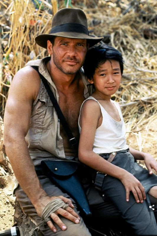 quan kế huy hồi nhỏ đóng phim indiana jones and the temple of doom cùng harrison ford..jpg -0