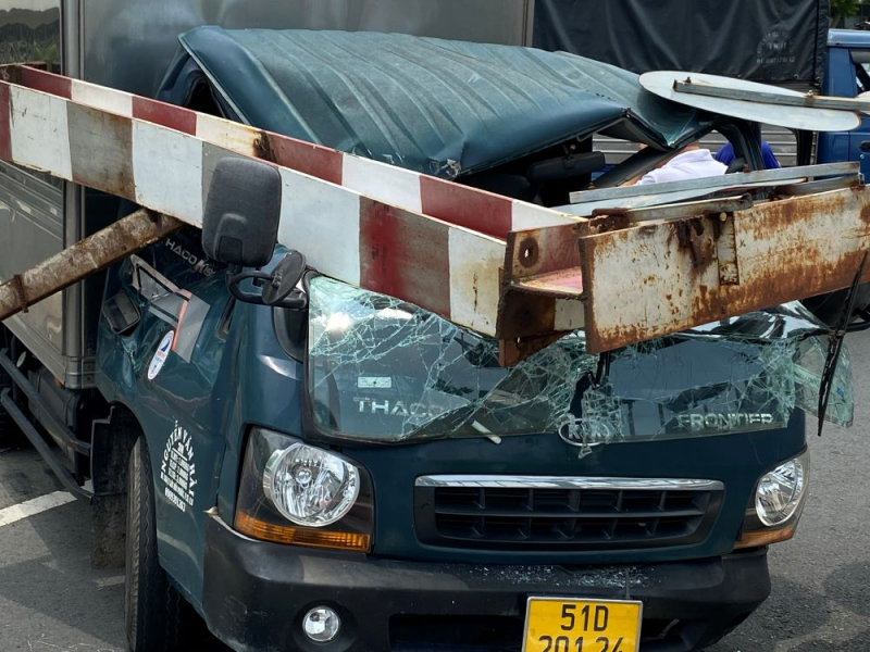 Thanh chắn giới hạn chiều cao hầm chui cầu Phạm Văn Chí lần thứ “n” bị tông sập -0