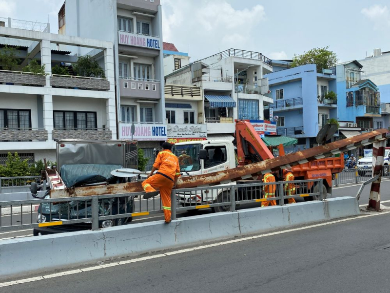 Thanh chắn giới hạn chiều cao hầm chui cầu Phạm Văn Chí lần thứ “n” bị tông sập -0