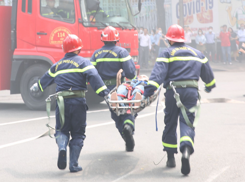 Hơn 1.000 người tham gia diễn tập PCCC và CNCH cấp Công an TP -0