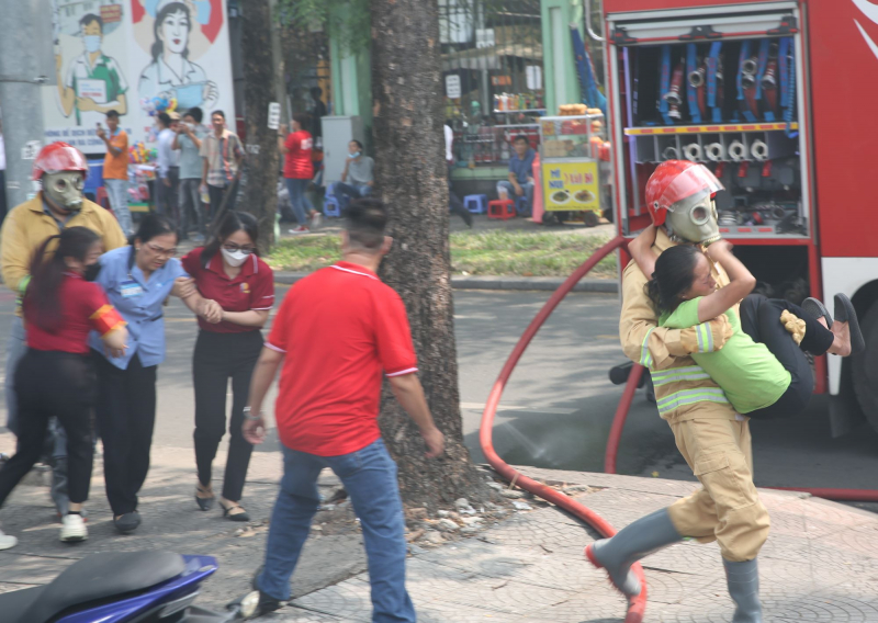 Hơn 1.000 người tham gia diễn tập PCCC và CNCH cấp Công an TP -0