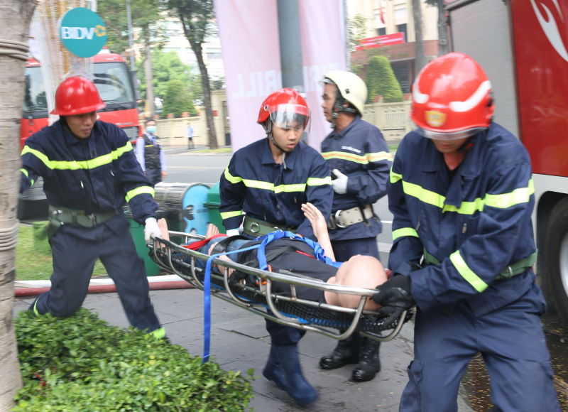 Hơn 1.000 người tham gia diễn tập PCCC và CNCH cấp Công an TP -2