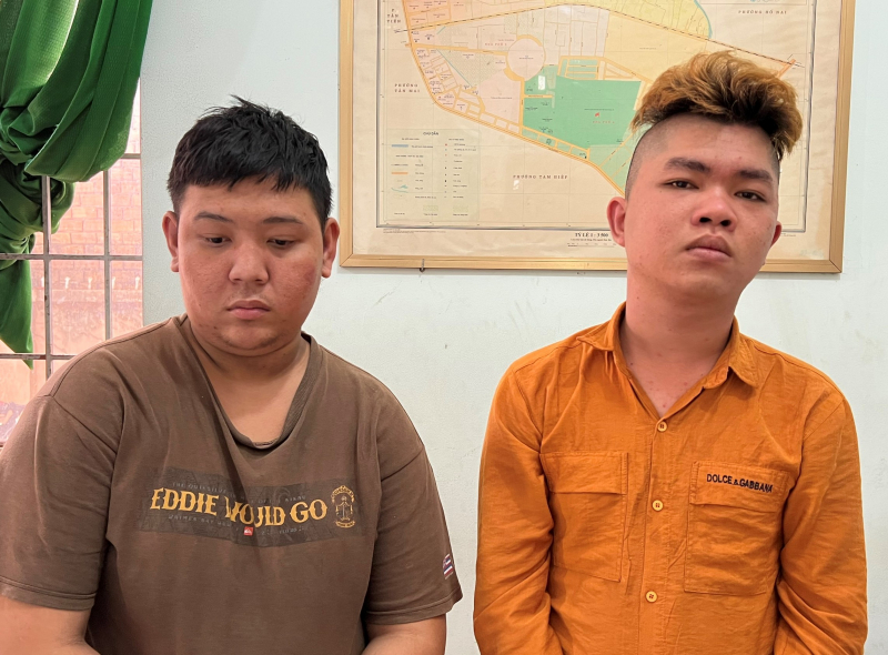 Bị tổ công tác 161 phát hiện, bắt giữ trên đường mang 2 khẩu súng đi bán  -0