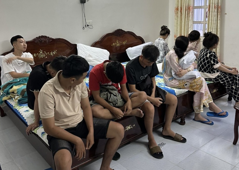 Nhóm thanh niên nam nữ bay lắc trong khách sạn -0