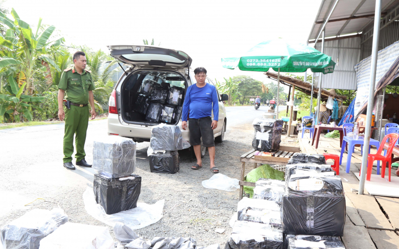 Vận chuyển 12.000 bao thuốc lậu từ Long An về Sóc Trăng thì bị bắt -0