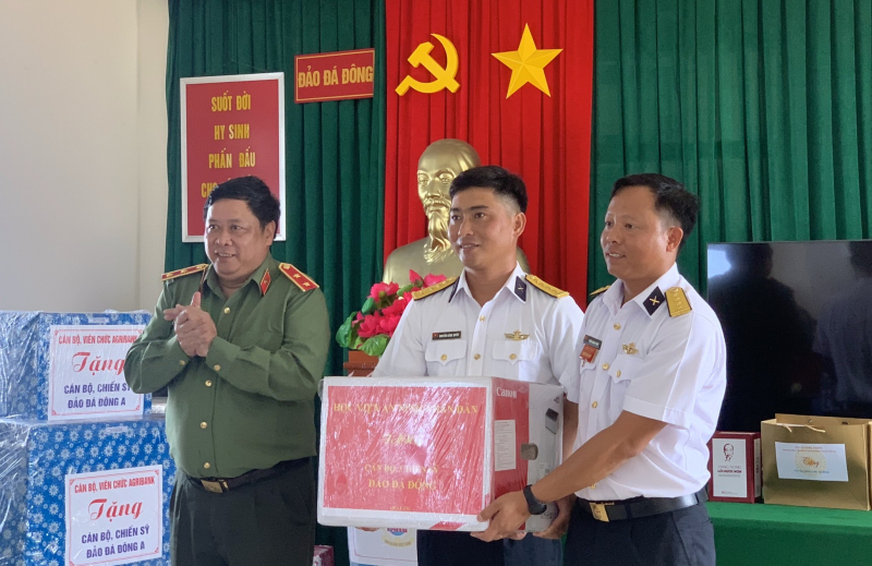 Lan tỏa văn hóa đọc, xây dựng ý thức tự học ở Trường Sa -0