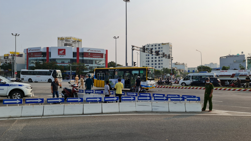 Xe máy va chạm với xe buýt chạy cùng chiều khiến một nạn nhân tử vong -1