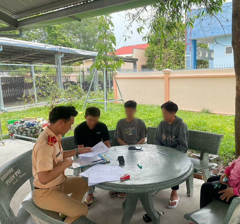 Lái xe mô tô bằng chân bị phạt 9 triệu đồng -0