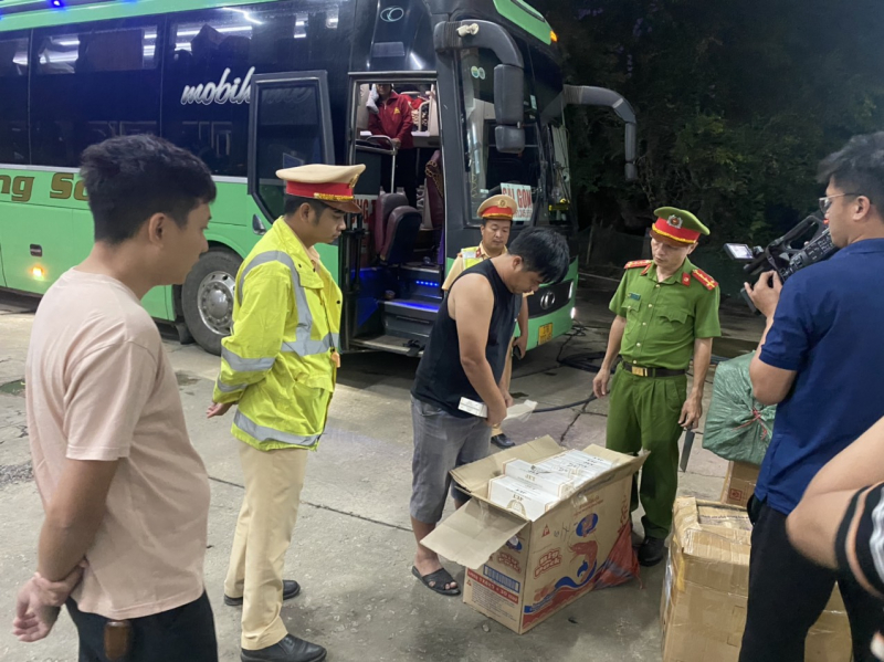 Bắt giữ xe khách vận chuyển 955 cây thuốc lá Jet nhập lậu -0