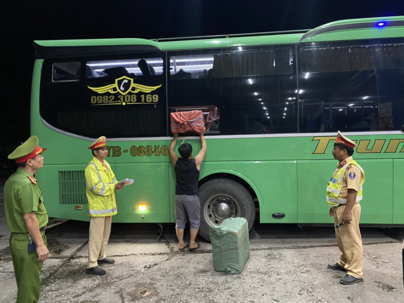 Bắt giữ xe khách vận chuyển 955 cây thuốc lá Jet nhập lậu -0