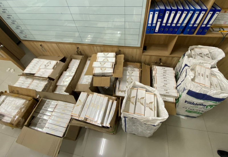 Bắt giữ xe khách vận chuyển 955 cây thuốc lá Jet nhập lậu -0