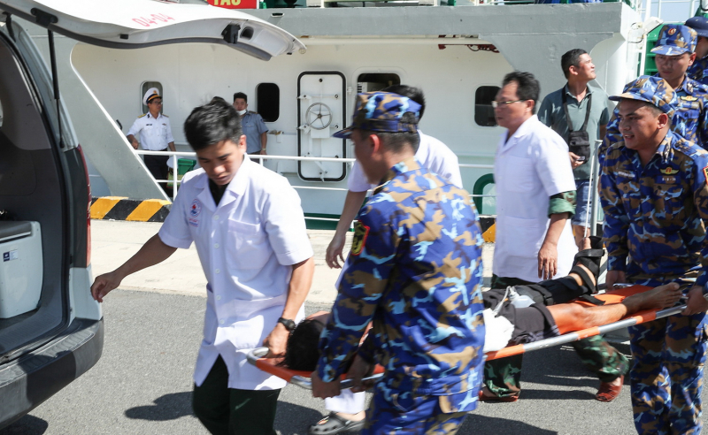         Đưa thuyền trưởng tàu cá bị tai nạn lao động ở Trường Sa về đất liền  -0