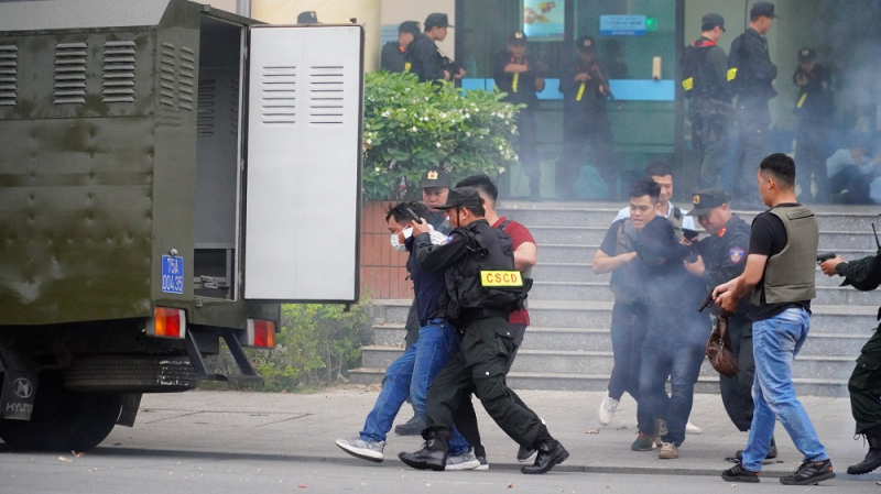 Diễn tập phương án bắt giữ đối tượng cướp ngân hàng có súng và “bom xăng” -0